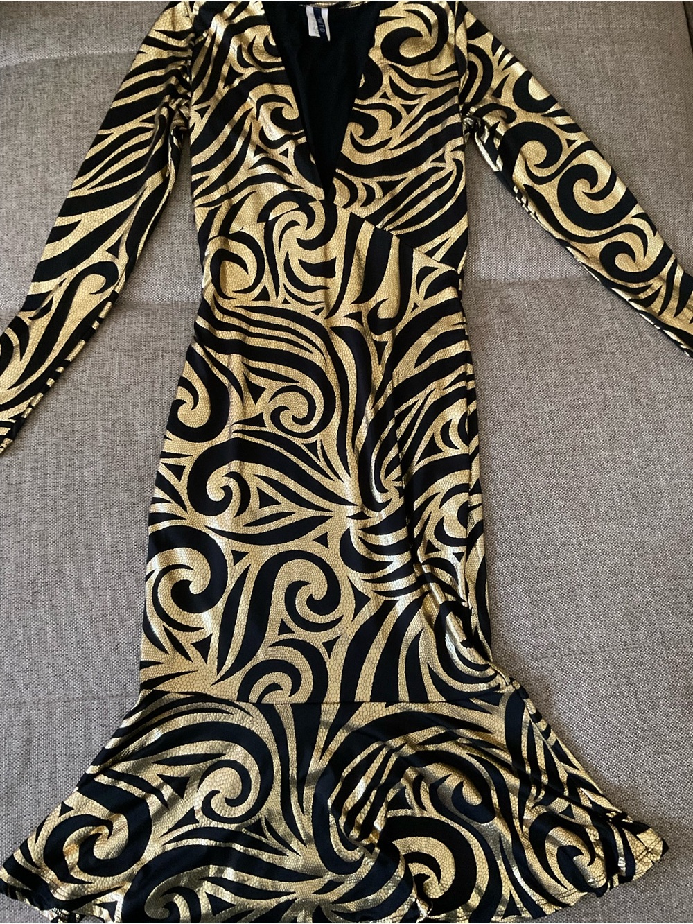 Black & Gold Metallic Swirl Long-Sleeve V-Neck Dress